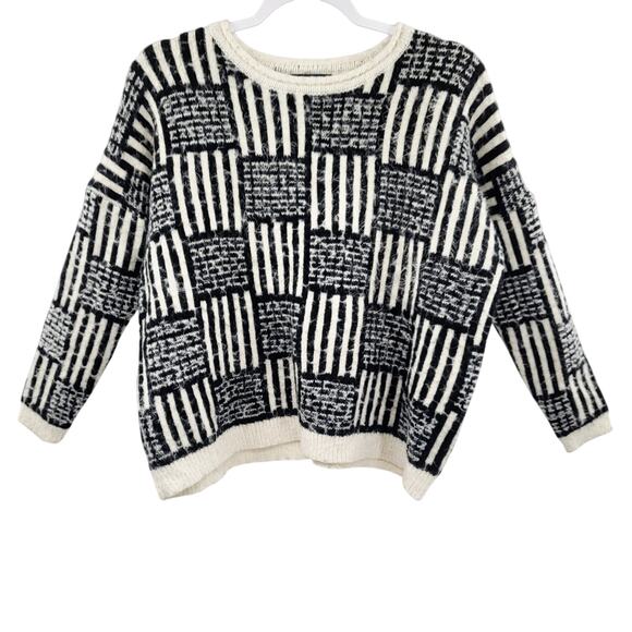 XXI Black & White Fuzzy Knit Geometric Pattern Pullover Sweater Women's Size S - Picture 1 of 5